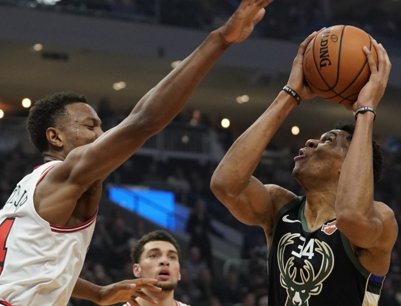 逆转之夜！雄鹿最后时刻连续得分取胜，这些这种电话.